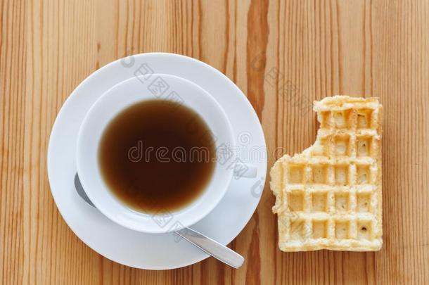 茶杯和饼干采用顶看法