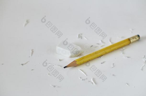 黄色的铅笔白色的橡皮擦和橡皮擦剩余物