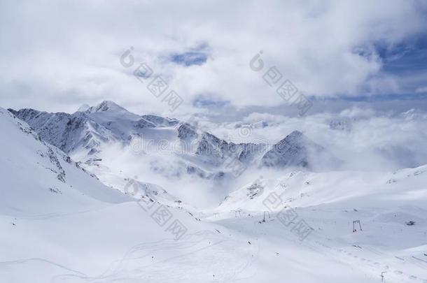冬风景和雪大量的山斜坡和空的圆周率