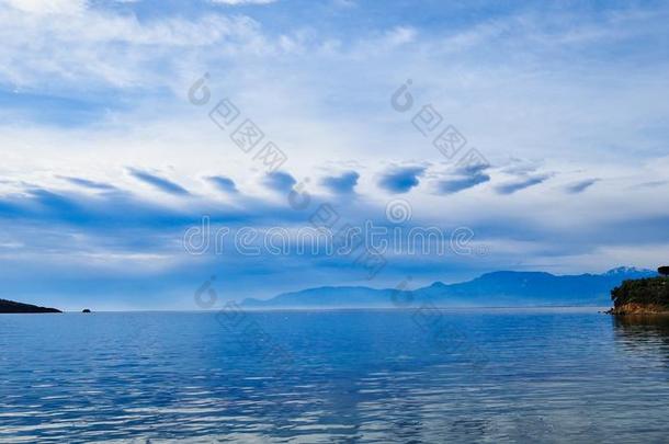 不常见的云形成越过海湾关于科林斯湾科林斯地峡湾,希腊