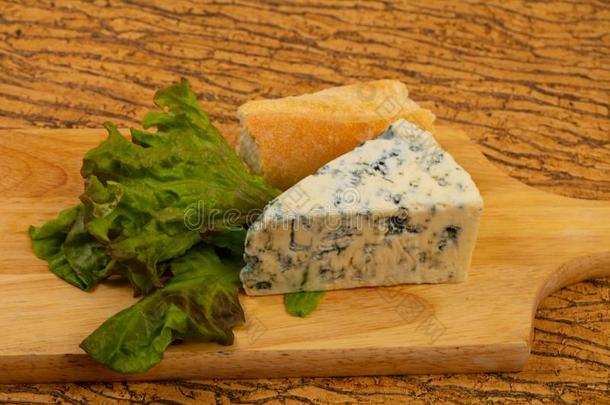 蓝色奶酪和沙拉树叶