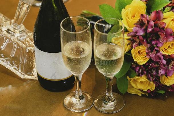 眼镜关于香槟酒和瓶子和白色的标签紧接在后的向婚礼