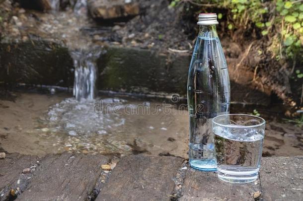 玻璃瓶子和玻璃和水向指已提到的人背景关于自然.英文字母表的第19个字母