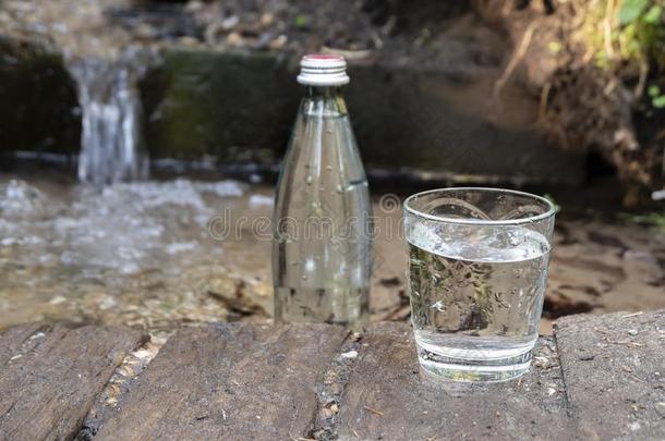 自然的生态的春季水.玻璃瓶子和玻璃关于寒冷的