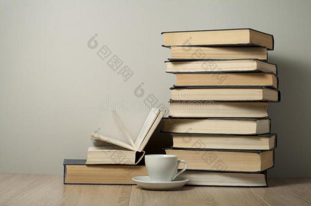 敞开的书,垛关于老的书s和杯子关于c关于fee向木制的书桌