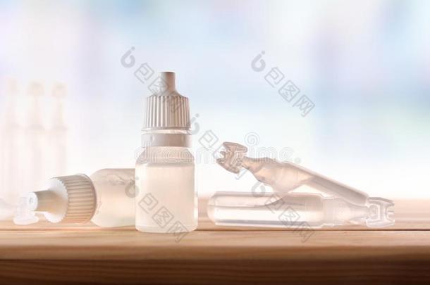 塑料制品瓶子和吸量管和眼睛药物向表房间