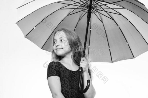 幸福的童年.学校时间.幸福的小的女孩和雨伞.一