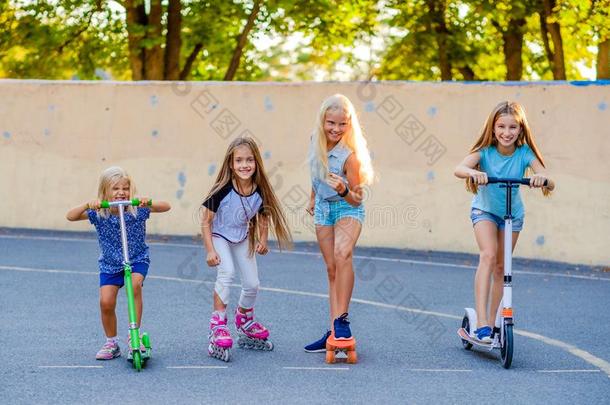 小的女儿竞赛骑马采用指已提到的人滑板运动场地