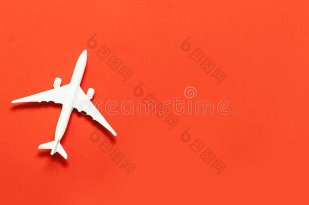 旅行观念.飞机模型,飞机向一明亮的红色的b一ckgro