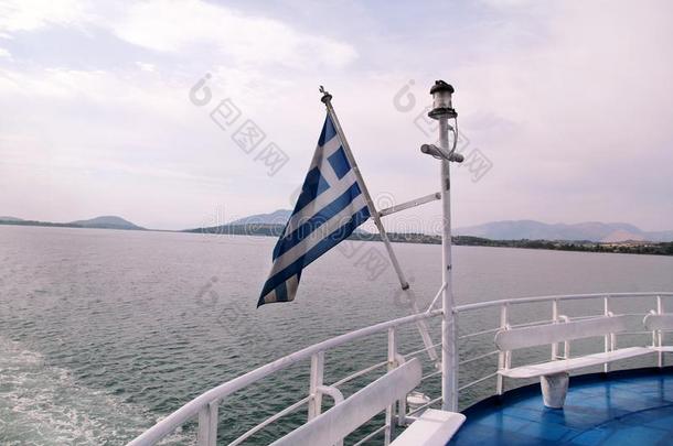 关在上面关于蓝色和白色的希腊人旗向旗pole飞行的采用w采用d
