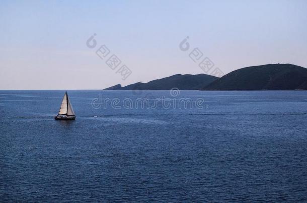 孤独的船,帆船在敞开的海.镇定的海允许最好的帆船运动