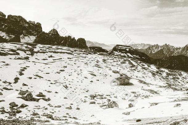 徒步旅行跟踪向背景关于令人晕倒的阿尔卑斯山的全景画