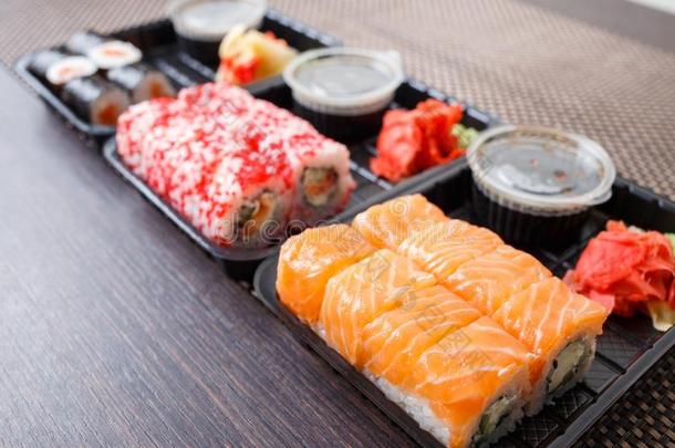 外卖餐馆寿司放置快的食物传送观念影像