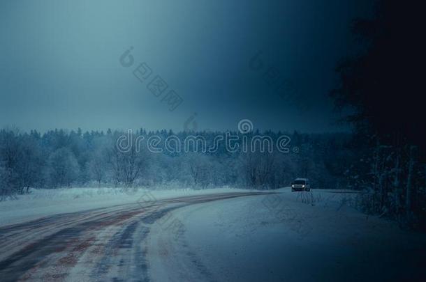 冬<strong>下雪</strong>的路.树枝关于<strong>下雪</strong>的树悬挂越过指已提到的人路.wickets三柱门