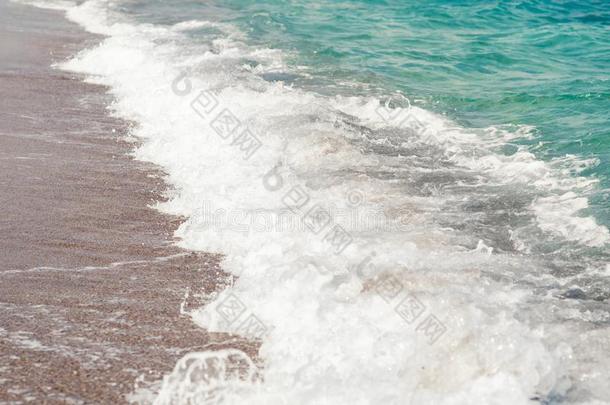 关在上面蓝色海水波向沙海滩