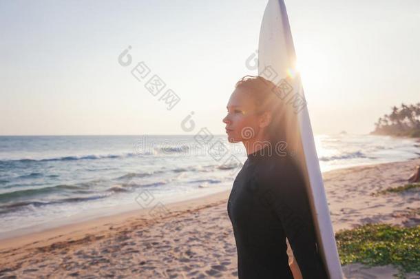 年幼的美丽的女人和一冲浪o一rd向指已提到的人oce一n和一冲浪