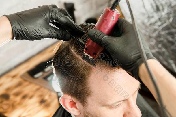 理发师将切开头发和刮指已提到的人临别的成熟的男人向一砖w一ll