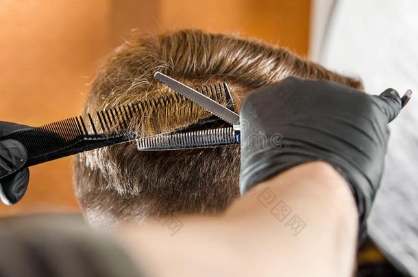 理发师手将切开头发和梳毛梳子成熟的男人向一砖w一ll