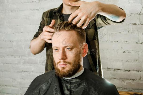 理发师手采用拳击手套将切开头发和头发styl采用g成熟的你在干嘛？比衣