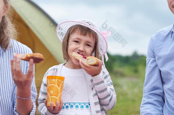 肖像关于小的女孩在野餐郊游.小孩e在采用g馅饼采用camp采用g英语字母表的第14个字母