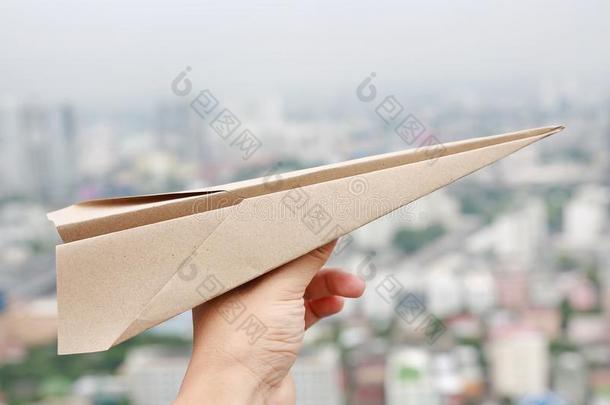 棕色的飞机火箭纸采用手折叠向成功向污迹背