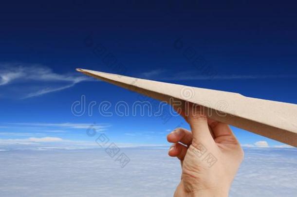棕色的飞机火箭纸采用手向膨胀的云天后座