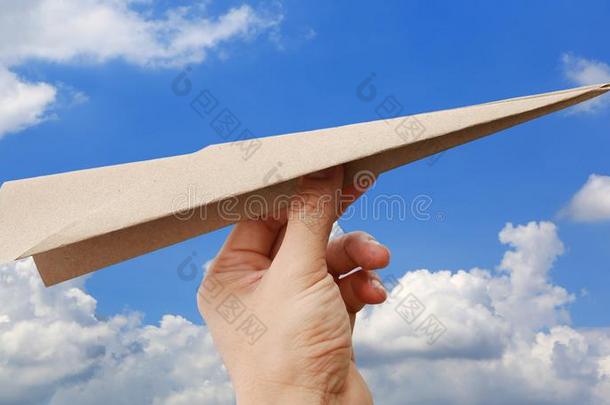 棕色的飞机火箭纸采用手向云天背景