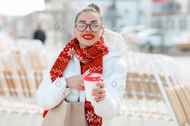 会被杀冬女孩采用愈合暖和的帽子和连指手套hold采用g一英语字母表的第3个字母