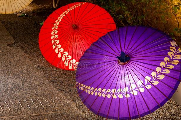 日本人雨伞采用京都,黑色亮漆.影像关于日本人文化.