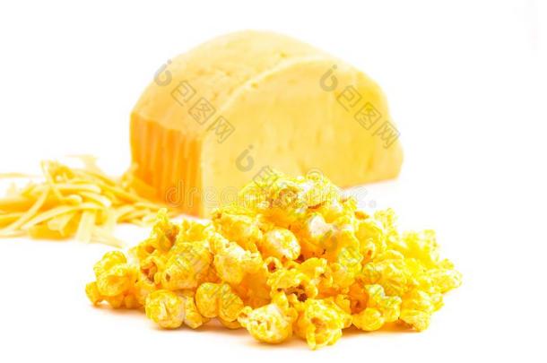 额外的奶酪黄色的爆米花向一白色的B一ckground