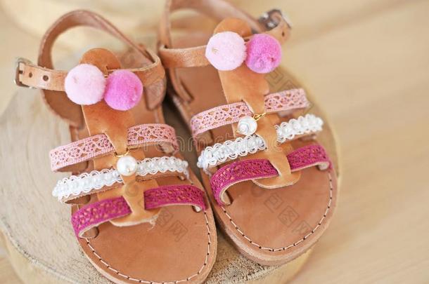 希腊人皮拖鞋和粉红色的穗和砰的<strong>一声</strong>砰的<strong>一声</strong>为女儿-英语字母表的第11个字母