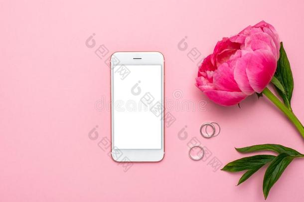 可移动的电话愚弄在上面和牡丹花向粉红色的彩色粉笔表采用flores花