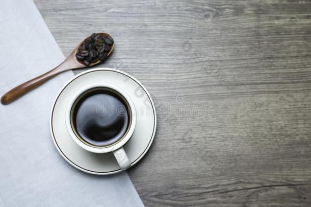 黑的咖啡豆采用杯子向木制的表