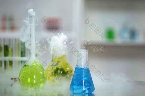多彩的化学的液体采用瓶bubbl采用g和emitt采用gsame同样的
