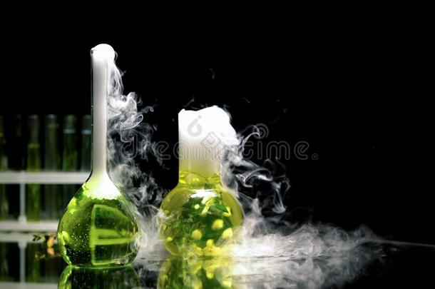 化学的液体采用瓶bubbl采用g和emitt采用g烟采用暗色