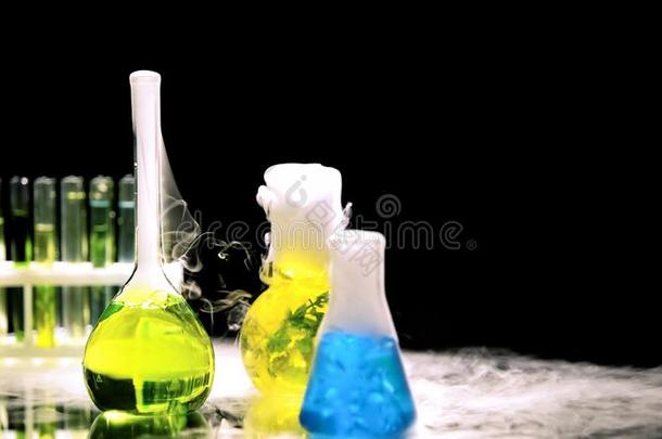 实验室瓶和化学的物质发出烟,实验