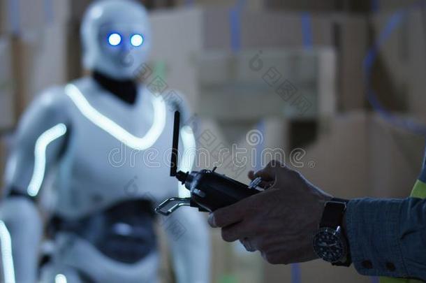 男人控制一机器人