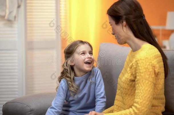 幸福的笑的女孩有效的微笑的妈咪有趣的故事,<strong>信托基金</strong>