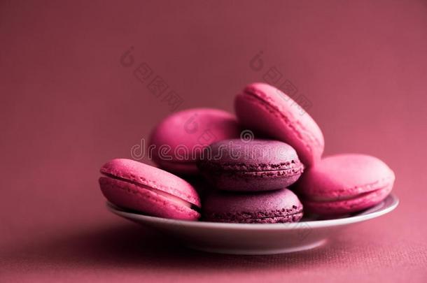 马卡龙.富有色彩的法国的马卡龙向黑暗的粉红色的背景.design设计