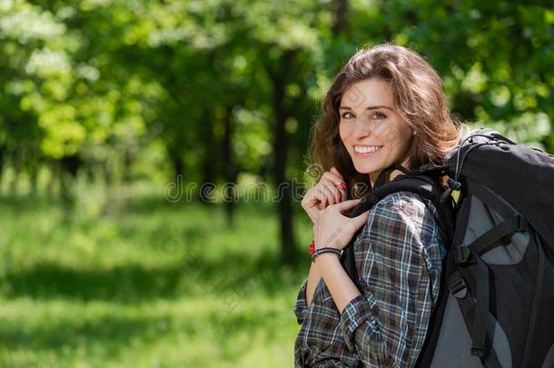 幸福的旅行者露营者女孩和背包在户外