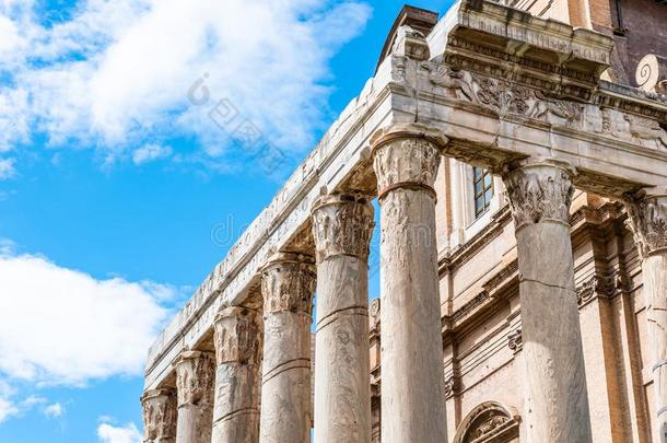庙关于Antoninuspius安东尼纳斯皮乌斯古罗马伟大的皇帝和福斯蒂娜,古罗马的论坛,罗马,意大利.