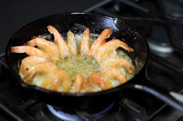 虾烹饪术采用黄油和大蒜采用一c一st铁器煎锅