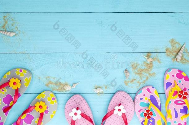 海滩鞋子和海中软体动物的壳和s和向木材背景,夏假日