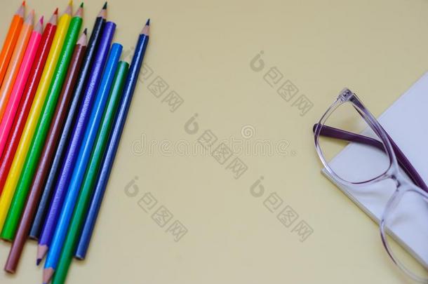 det.一些有色的铅笔和器具向轻雾