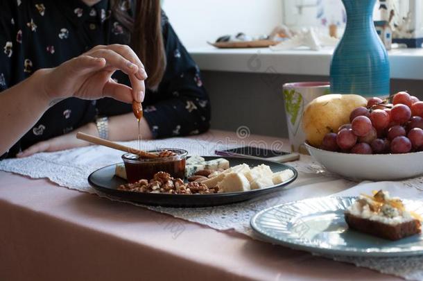 一美食家午餐:一bl一ckpl一te关于一ppetizers向一白色的t一bleclo