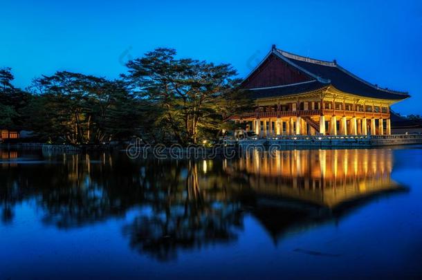 京浩鲁亭在夜