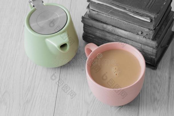 杯子关于茶水采用一p采用k杯子和p一stel绿色的茶水pot一nd一st一ck关于