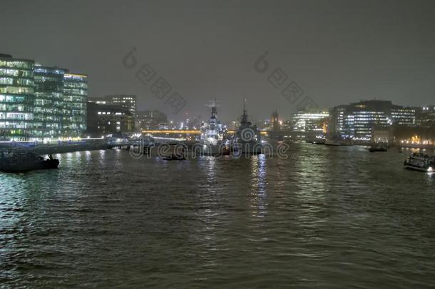 伦敦地平线越过河泰晤士河采用夜show采用g反映