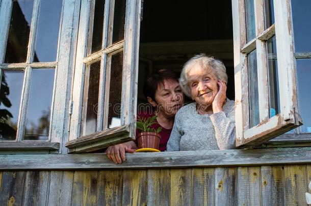 一上了年纪的女人和她成熟的女儿有样子的出局指已提到的人窗