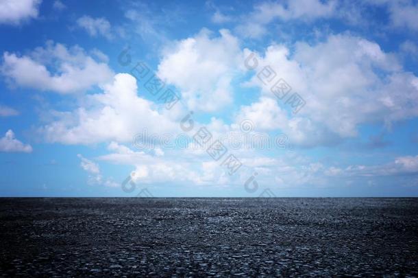 背景影像关于沥青路和清楚的蓝色天和云